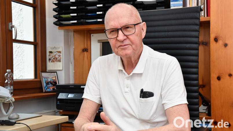 Dr. Eberhard Meier, der seit 41 Jahren seine Praxis am Amberger Paradeplatz betreibt, wird am heutigen 7. März 80 Jahre alt. Bild: Petra Hartl