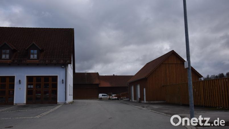 Zwischen Feuerwehrhaus und dem Schuppen der Feuerwehr könnte ein dritter Stellplatz für ein Fahrzeug der Waldthurner Wehr entstehen, allerdings müsste die Zufahrt zum Bauhof anders angelegt werden. Bild: fla