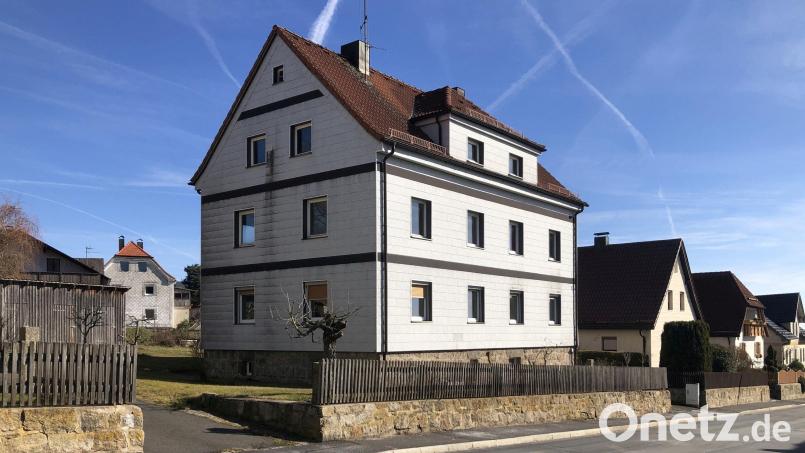 Zu den anstehenden Maßnahmen in der Marktgemeinde Fuchsmühl gehört die Sanierung des gemeindeeigenen Wohnhauses mit der Hausnummer 36 in der Marienstraße. Thema im Gemeinderat war nun die Fassadengestaltung. Bild: wro