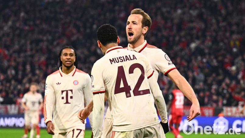 Torschützen unter sich: Jamal Musiala (Mitte) jubelt mit Harry Kane (rechts). Kane traf zwei Mal, Musiala machte das 2:0. Bild: Tom Weller/dpa