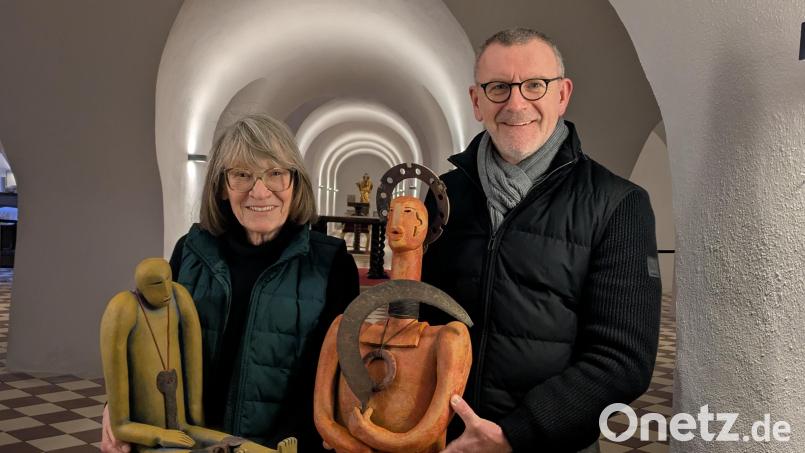 Irene Schleicher und Pfarrer Dr. Thomas Vogl mit zwei der Skulpturen, die in den nächsten Wochen in der Krypta der Basilika Waldsassen zu sehen sein werden. Bild: pz