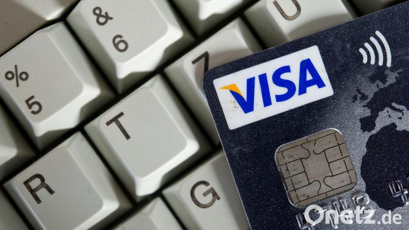 Beim Einkauf im Internet kann man schnell zum Betrugsopfer werden. Auch bei nicht alltäglichen Käufen, zum Beispiel von Heizöl und Brennholz. Symbolbild: Ole Spata/dpa