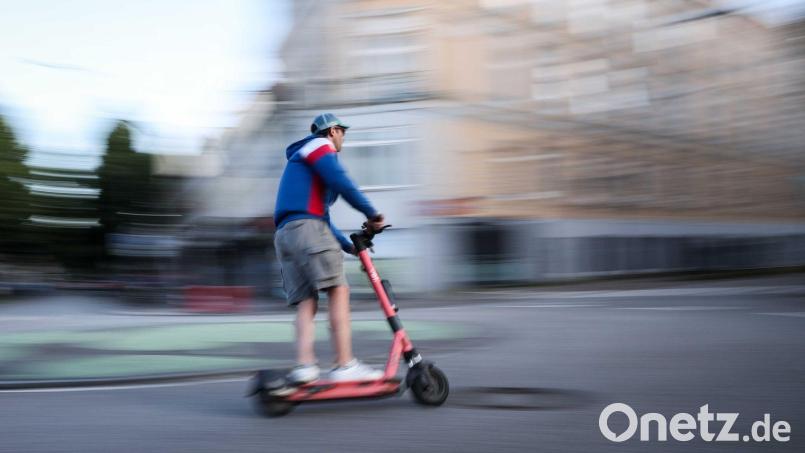 E-Scooter benötigen ab März ein neues Versicherungskennzeichen. Symbolbild: Christian Charisius/dpa
