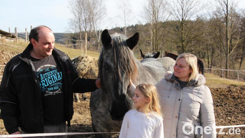 Auf dem Gelände dieser Koppel wird die neue Reit- und Maschinenhalle gebaut werden. Werner Weiß, seine Lebensgefährtin Christine Gilbert und ihre gemeinsame Tochter Alena freuen sich schon darauf. Bild: kro