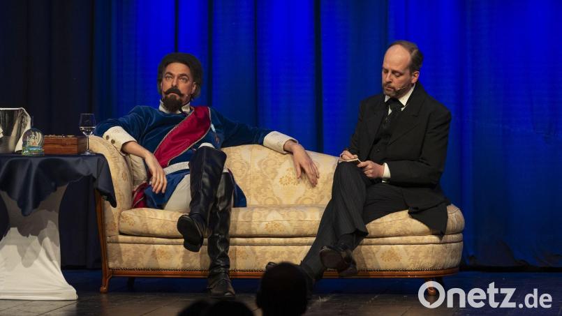 Seine Majestät König Ludwig II. (Sebastian Schlagenhaufer) und Nervenarzt Dr. Bernhard von Gudden (Ramon Bessel) treffen posthum aufeinander. Bild: Stefan Rosmann/exb