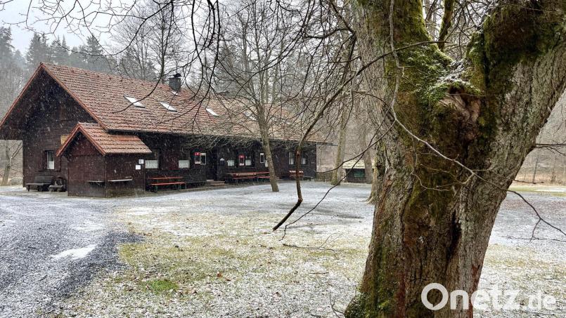 Die Blockhütte im Waldnaabtal war zu jeder Jahreszeit ein beliebtes Ausflugsziel. Die Gaststätte ist aktuell weiterhin geschlossen. Offen hingegen ist, ob und wie es weitergeht. Bild: Gabi Schönberger