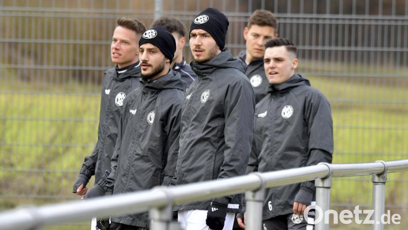 Die Spieler der DJK Gebenbach (von links Dominik Haller, Fatih Boynuegrioglu, Johannes Golla, Fabian Vogl und Patrick Hofmann) in der Beobachterrolle beim Testspiel gegen den SV SAD-Ettmannsdorf: Mit einem Heimspiel gegen den ASV Cham starten die Gebenbacher in die Restrunde. Archivbild: Hubert Ziegler