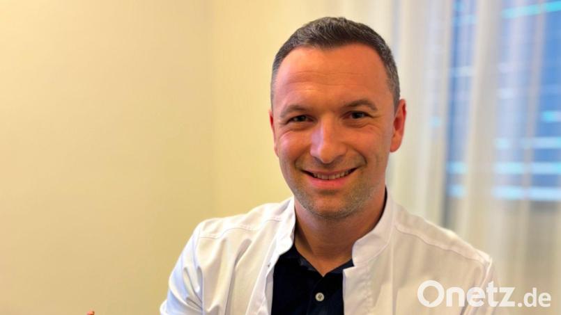 Ein Kassensitz kommt zurück nach Nabburg: Im April eröffnet die Praxis des Orthopäden Damian Oremek. Bild: Oremek/exb