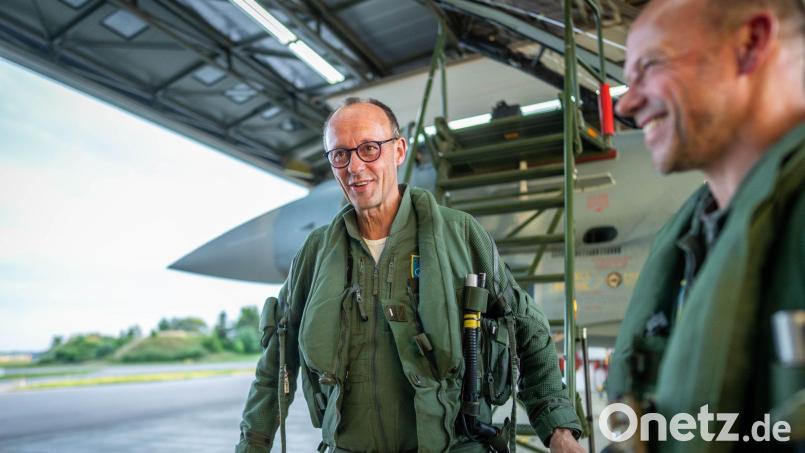 Will die Bundeswehr endlich einsatzbereit machen und weicht dafür sogar die sonst strikt verteidigte Schuldenbremse auf: Der voraussichtliche nächste deutsche Bundeskanzler Friedrich Merz (CDU) in Pilotenanzug vor einem Eurofighter-Kampfjet. Symbolbild: Michael Kappeler/dpa