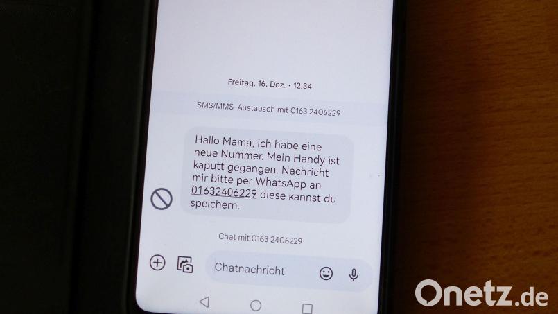 Ein Android-Handy zeigt eine SMS, mit der Betrüger das Vertrauen von Menschen erschleichen wollen, um ihnen Geld abzuschwatzen. Die SMS ging im Dezember 2023 an einen Weidener. &quot;Hallo Mama, ich habe eine neue Nummer. (...)&quot;. Archivbild: Thomas Schaller