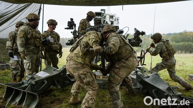 US-Soldaten üben mit einer M777-Haubitze: Wegen der Ausbildung ukrainischer Soldaten kam es auf dem Truppenübungsplatz Grafenwöhr vereinzelt zu Einschränkungen des Trainings der US-Einheiten. Bild: Markus Rauchenberger/US Army