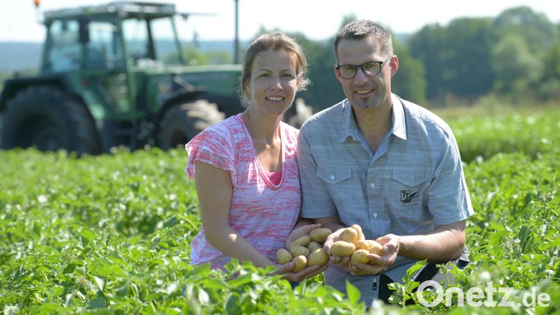Nicole und Thomas Trummer haben ihren Hof zu einem modernen Betrieb gemacht, der aber auch der alten Tradition treu geblieben ist. Bild: Trummer