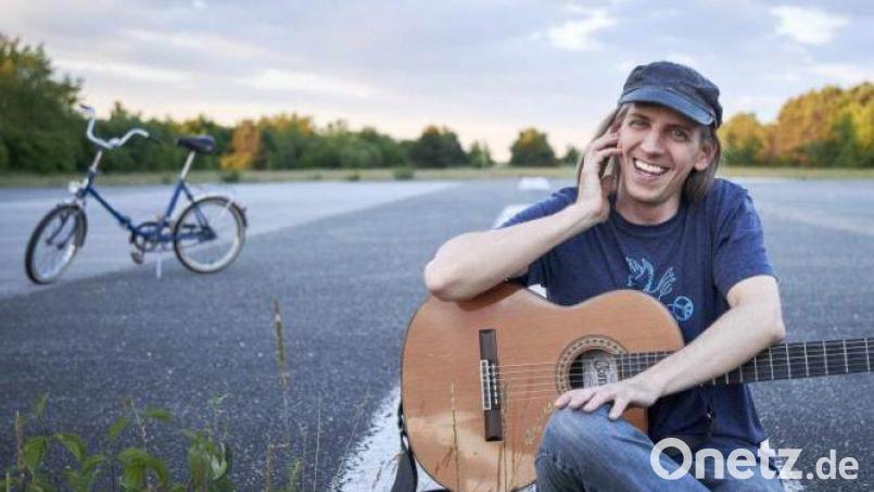 Mit Gitarre, Mundharmonika und ungezügeltem Mundwerk präsentiert Weiherer eine Art unvorbereitete Plauderei. Bild: Christian Kaufmann/exb