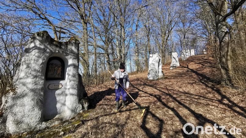 Der Kalvarienberg bei Winklarn ist mit seinen handgemauerten Grotten ein beliebtes Ziel. Zu Beginn der Fastenzeit entfernen die ehrenamtlichen Helfer um Hans Bock das Laub von den zwei Rundwegen. Bild: Portner