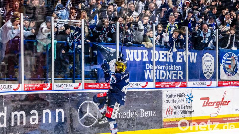 Erlösung um kurz vor Mitternacht: Tyler Ward ließ mit seinem Treffer zum 6:5-Sieg gegen den EC Bad Nauheim die Fans der Blue Devils Weiden eskalieren. Bild: Tobias Neubert