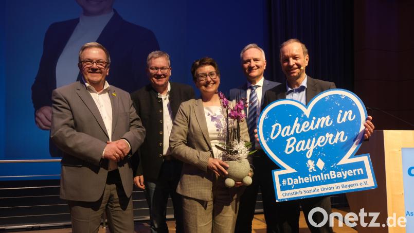 Politik vom Bezirkstag bis zum Bundestag stand neben dem Fischessen im Mittelpunkt beim Politischen Aschermittwoch der CSU im ACC: Bezirksrat Martin Preuß, Oberbürgermeister Michael Cerny, Bundestagsabgeordnete Susanne Hierl, Landtagsabgeordneter Harald Schwartz und CSU-Kreisvorsitzender Thomas Bärthlein (von links) waren guter Dinge. Bild: usc