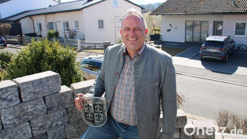 Gemeinderat Marcus Fritsch will bei der Kommunalwahl im nächsten Jahr für das Bürgermeisteramt in der Gemeinde Plößberg kandidieren. Das Plößberger Wappen hängt normal in seinem Haus. Bild: prh