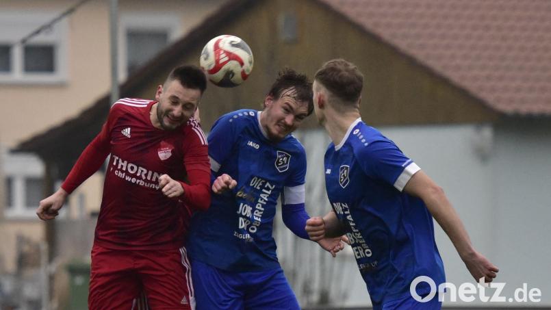 Johannes Blödt (links/Szene aus dem Spiel gegen Etzenricht) und die SpVgg Pfreimd treffen am Samstag im Halbfinale des Kreispokals auf die SG Regental. Bild: ham