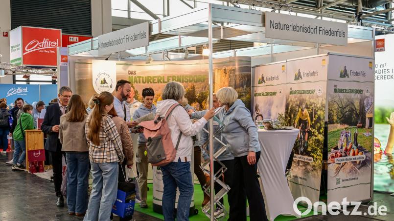 Viele Interessierte kamen auf der Reise- und Freizeitmesse in München an den Stand des Naturerlebnisdorfes Friedenfels. Bild: Siegfried Steinkohl