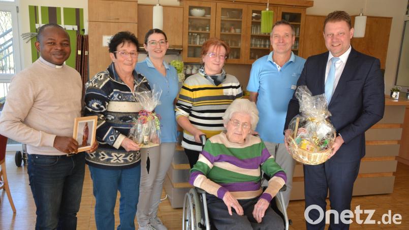 Anna April (sitzend) feierte an Aschermittwoch ihren 90. Geburtstag. Dazu gratulierten (von links) Pfarrvikar Luke Eze, Anna Koller, Wohnbereichsleiterin Nicole Röckl, Tochter Maria, Pflegefachkraft Mario Scholz und Bürgermeister Stefan Grillmeier. Bild: jr