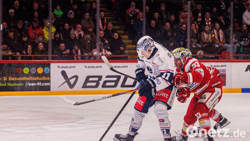 Elias Pul (weißes Trikot) und die Blue Devils Weiden verloren das zweite Spiel in Bad Nauheim. Bild: Werner Moller