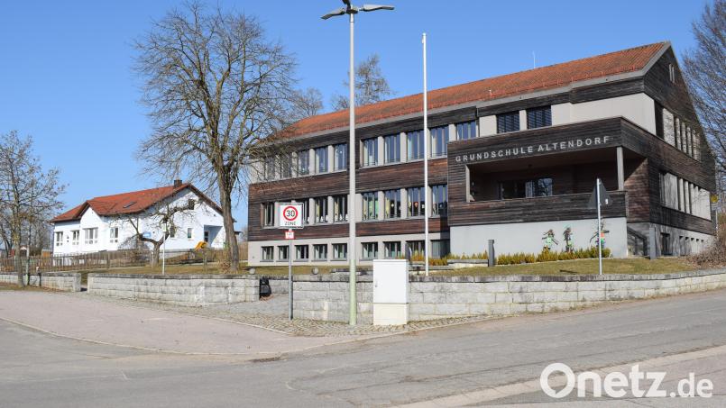 Steigende Kinderzahlen machen die Erweiterung des Kindergartens St. Andreas (im Bild hinten) um eine weitere Gruppe notwendig. Diese Interims-Kindergartengruppe wird in der Grundschule eingerichtet. Bild: bnr
