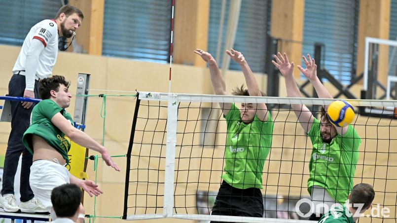 Erfolgreiche Netzabwehr von Johannes Helm (links) und Lukas Neidl (rechts)im Heimspiel gegen FTM Schwabing. Die Amberger treten am Sonntag beim Schlusslicht München-Ost an und haben die Punkte im Visier. Bild: Hubert Ziegler
