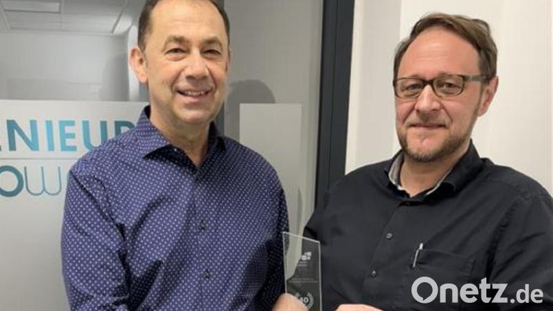 Geschäftsführer Wolfgang Vetter (rechts) gratuliert Anton Zierweis (links) zum Jubiläum. Bild:  Ingenieurbüro Weiß – Beraten und Planen GmbH/exb