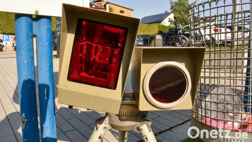 Solche Blitzer werden künftig wohl noch mehr in der Stadt zu sehen sein: Der Stadtrat will nämlich, dass der Zweckverband Kommunale Verkehrssicherheit Oberpfalz dauerhaft in Sulzbach-Rosenberg die Geschwindigkeit im fließenden Verkehr überwacht. Was die Probephase gebracht und gekostet hat, wurde jedoch bislang nur hinter verschlossener Tür besprochen. Bild: Stephan Huber