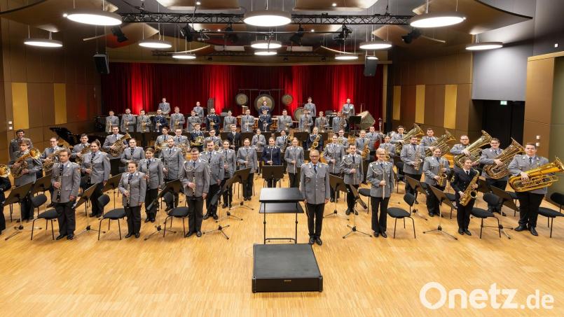Das Ausbildungsmusikkorps der Bundeswehr in großer sinfonischer Blasorchesterbesetzung unter Leitung von Oberstleutnant Professor Micheal Euler spielt am Dienstag, 1. April, in der Nordgauhalle in Nabburg. Bild: Bundeswehr/exb