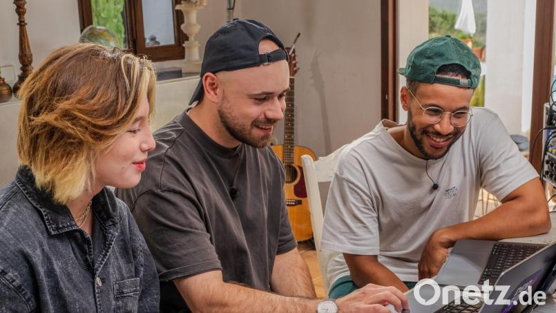 Gemeinsam mit dem Produzentenduo Quarterhead darf Paula Zaindl aus Burglengenfeld im Finale der Kika-Show &quot;Dein Song&quot; weiter an ihrem Lied &quot;Escape&quot; feilen. Bild: ZDF/Sven Oliver Puch/exb
