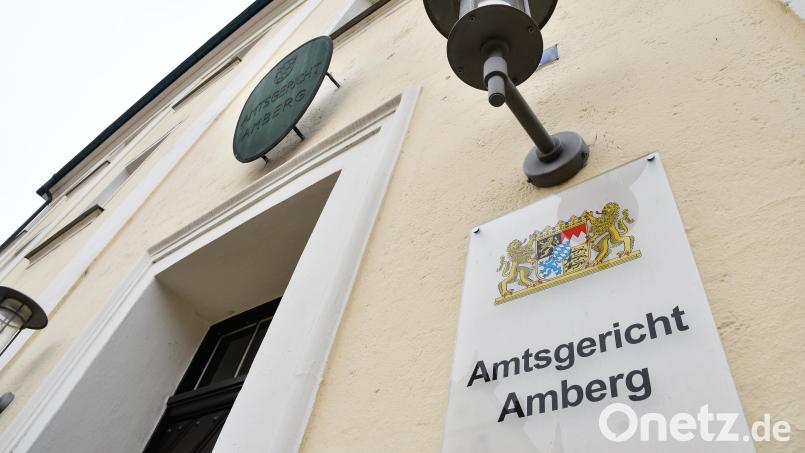 Ein 44-Jähriger wurde in Amberg zu einer Bewährungsstrafe verurteilt, weil er Frauen an den Busen gegrabscht hat. Symbolbild: Petra Hartl