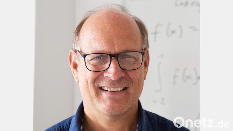 Professor Dr. Christoph Pflaum setzt sich mit der Frage auseinander, wie wir uns auch weiterhin, aber weitaus klimaschonender in die Lüfte begeben könnten. Bild: Georg Poehlein/exb