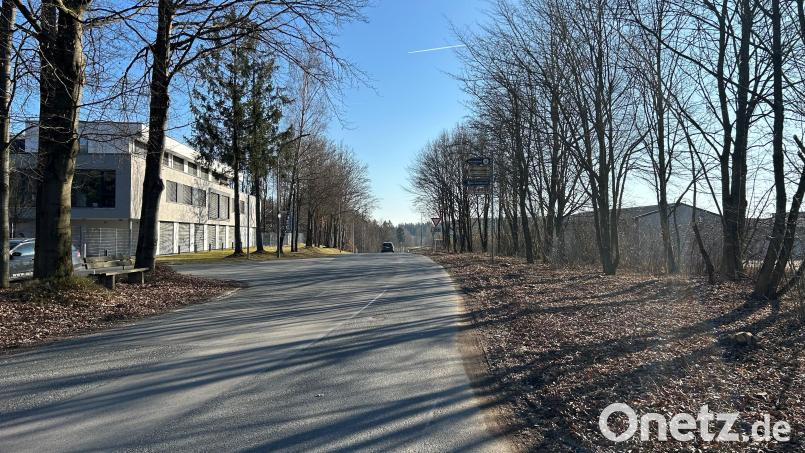 Im Hütbrunnenweg soll der Gehweg von der Einmündung Waidhauser Straße bis zur Einmündung am &quot;Im Gstaudach&quot; verlängert werden. Bild: ck