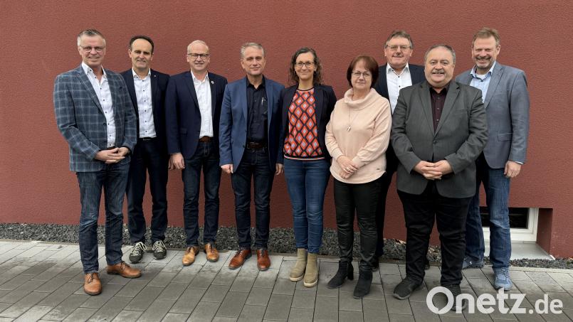 Die Protagonisten des neu gegründeten Kommunalunternehmens Regionalwerk Amberg-Sulzbach (von links): Hermann Falk (Bürgermeister Hirschau), Hans-Jürgen Strehl (Bürgermeister Edelsfeld), Bernhard Lindner (Bürgermeister Hahnbach), Verwaltungsratsvorsitzender Hermann Böhm (Bürgermeister Poppenricht), Katja Stiegler (AOVE-Geschäftsführerin), Doris Beer (Vorständin Regionalwerk Amberg-Sulzbach), Hans-Martin Schertl (Bürgermeister Vilseck), stellvertretender Verwaltungsratsvorsitzender Peter Dotzler (Bürgermeister Gebenbach) und Alwin Märkl (Bürgermeister Freudenberg). Bild: Doris Beer