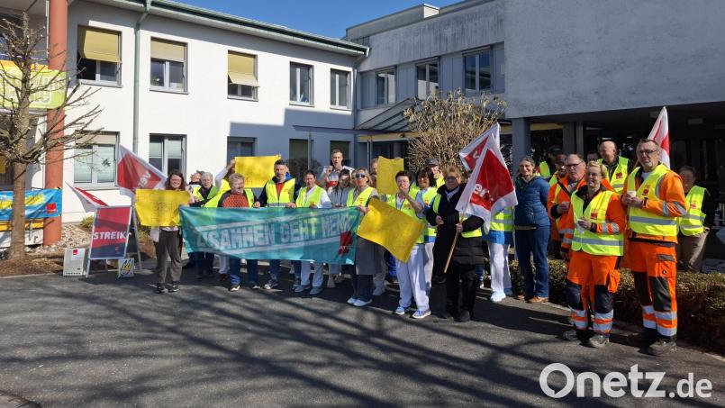 Etwa drei Dutzend Streikende verliehen vor dem Kemnather Krankenhaus den Verdi-Forderungen nach mehr Lohn und besseren Arbeitsbedingungen Nachdruck. Bild: Alexander Gröbner/Verdi Bezirk Oberpfalz/exb