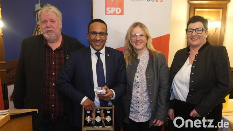 Sie beleuchteten bundespolitische und lokalpolitische Themen beim Politischen Ascherdonnerstag der Amberger SPD (von links): Stadtverbandsvorsitzender Dieter Weiß, Dr. Nasser Ahmed, Stadtverbandsvorsitzende und Stadträtin Simone Böhm-Donhauser und die Vorsitzende der Amberger SPD-Stadtratsfraktion, Birgit Fruth. Bild: usc