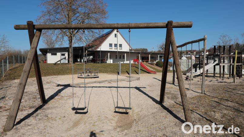 Die Förderung für die Umgestaltung des Spielplatzes auf dem Sportgelände des 1. FC Rieden zu einem Mehrgenerationenspielplatz steht. Bild: Wolfgang Steinbacher