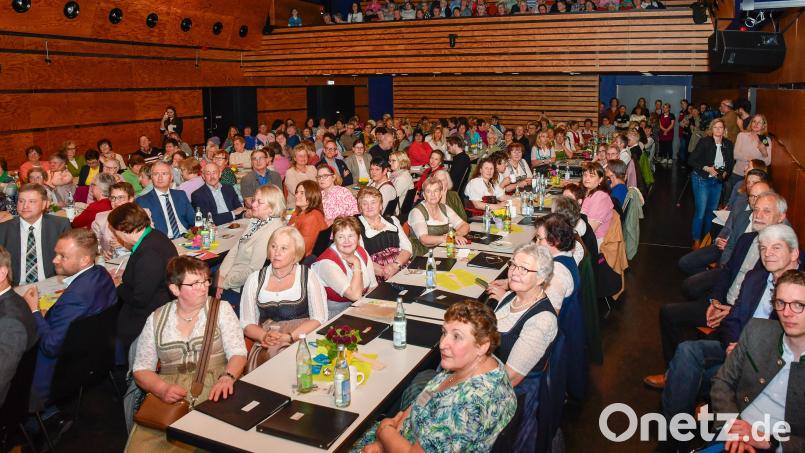 Rund 200 Landfrauen aus Amberg-Sulzbach kamen zum Landfrauentag des Bauernverbandes in den Kubus Ursensollen. Bild: Petra Hartl