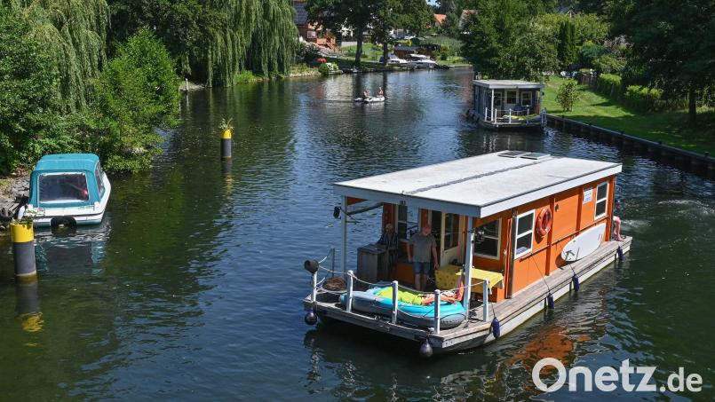 Manchmal muss man Geduld haben: Hausboote vor der Schleuse Wendisch Rietz, die Storkower See und Scharmützelsee miteinander verbindet. Bild: Patrick Pleul/dpa