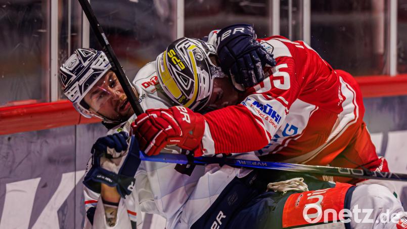 Szenen aus dem DEL-2-Pre-Play-off-Spiel zwischen dem EC Bad Nauheim und den Blue Devils Weiden (weiße Trikots) am Freitag, 7. März 2025. Bad Nauheim gewann mit 3:2 nach Verlängerung. Bild: Werner Moller