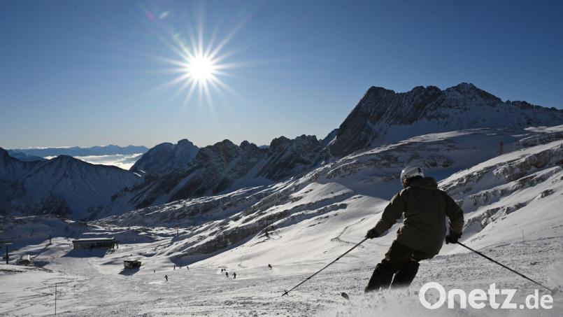 Wintersportler genießen in der sich dem Ende zuneigenden Saison Sonnenschein und blauen Himmel. (Archivbild) Bild: Angelika Warmuth/dpa