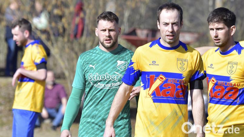 Thomas Bösl (Mitte) vom TUS Schnaittenbach erzielte im Heimspiel gegen den 1. FC Schlicht alle drei Tore für seine Mannschaft. Innerhalb von acht Minuten. Bild: Ziegler