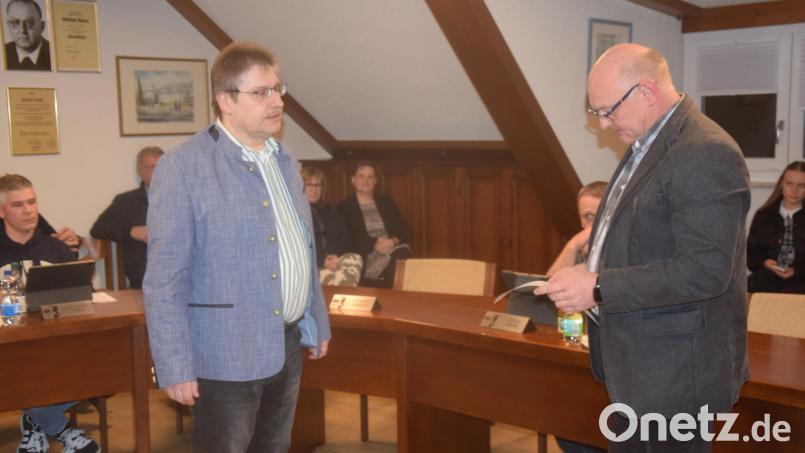 Wolfgang Bock wird als neuer Bürgermeister vom zweiten Bürgermeister Rudi Völkl (von links) vereidigt. Bild: fz