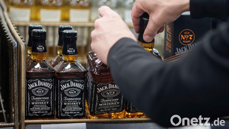 Zehn Flaschen Whisky hatte ein Ladendieb in Marktredwitz in seinen Rucksack gesteckt. Symbolbild: Ethan Cairns/The Canadian Press/AP/dpa