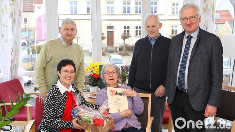 Jubilarin Agnes Schieder (sitzend, rechts) mit Tochter Christa Kunz sowie (stehend, von links) Siedler-Vorsitzender Bernhard Greger aus Reuth, Schwiegersohn Werner Kunz und Bürgermeister Johannes Reger. Bild: njn