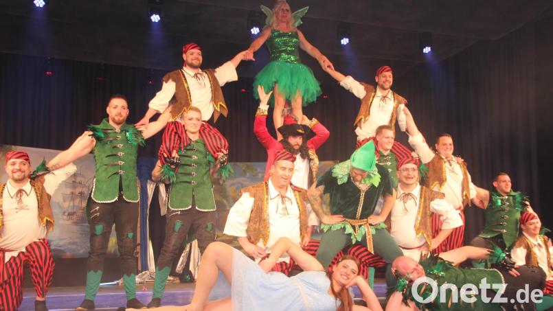 Die Truppe der Tursiana Tirschenreuth präsentierte beim 14. Oberpfälzer Männerballett-Turnier einen Tanz unter dem Motto &quot;Peter Pan&quot;. Bild: kro