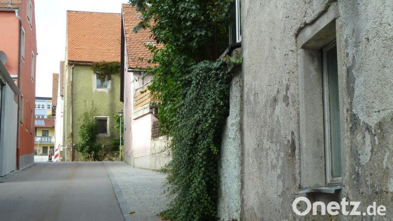 Das Leerstands-Ensemble zwischen Hauptstraße, Kirchstraße und Pfarrgasse ist als Standort für ein Seniorenheim anvisiert. In einer Pressemitteilung stellt die Stadt Schönsee klar, wie es damit weitergehen soll. Bild: Portner