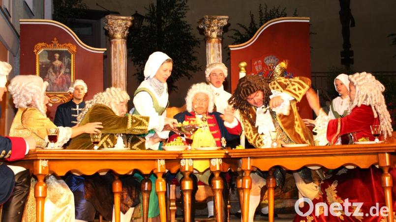 Eine komödiantische Szene im traditionellen Festspiel: Bei einem barocken Spektakel führen die gierigen Grafen die festliche Tafel mit dem König ad Absurdum. Archivbild: lg