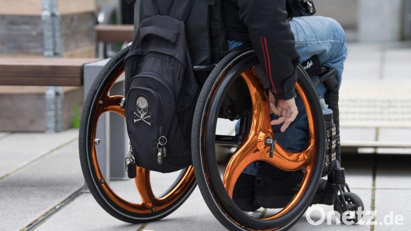 In der Ettmannsdorfer Straße kam es zu einem Zusammenprall mit einem Rollstuhlfahrer. Symbolbild: Sebastian Kahnert/dpa